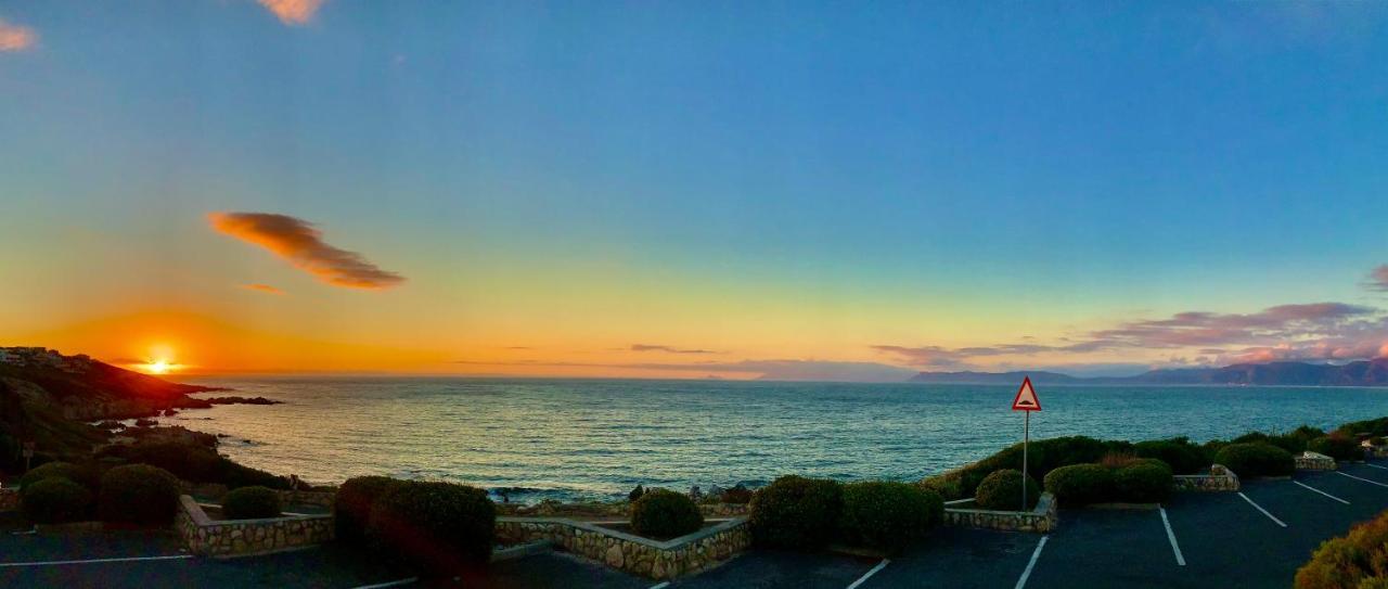 Sage At Whale Cove - Sea Facing Apartment De Kelders Bagian luar foto